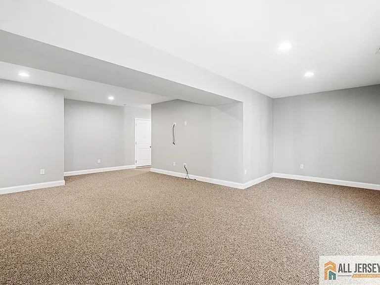 89 Isabelle Ct — Photo 3