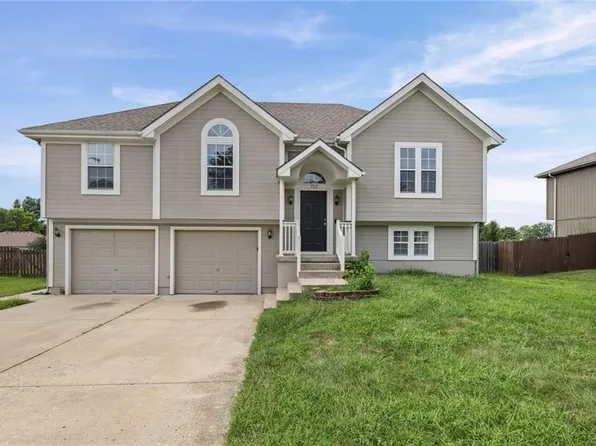 712 S Sunset Ln, Raymore, MO 64083
