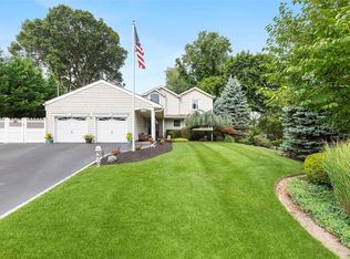 378 Ridgefield Rd, Hauppauge, NY 11788