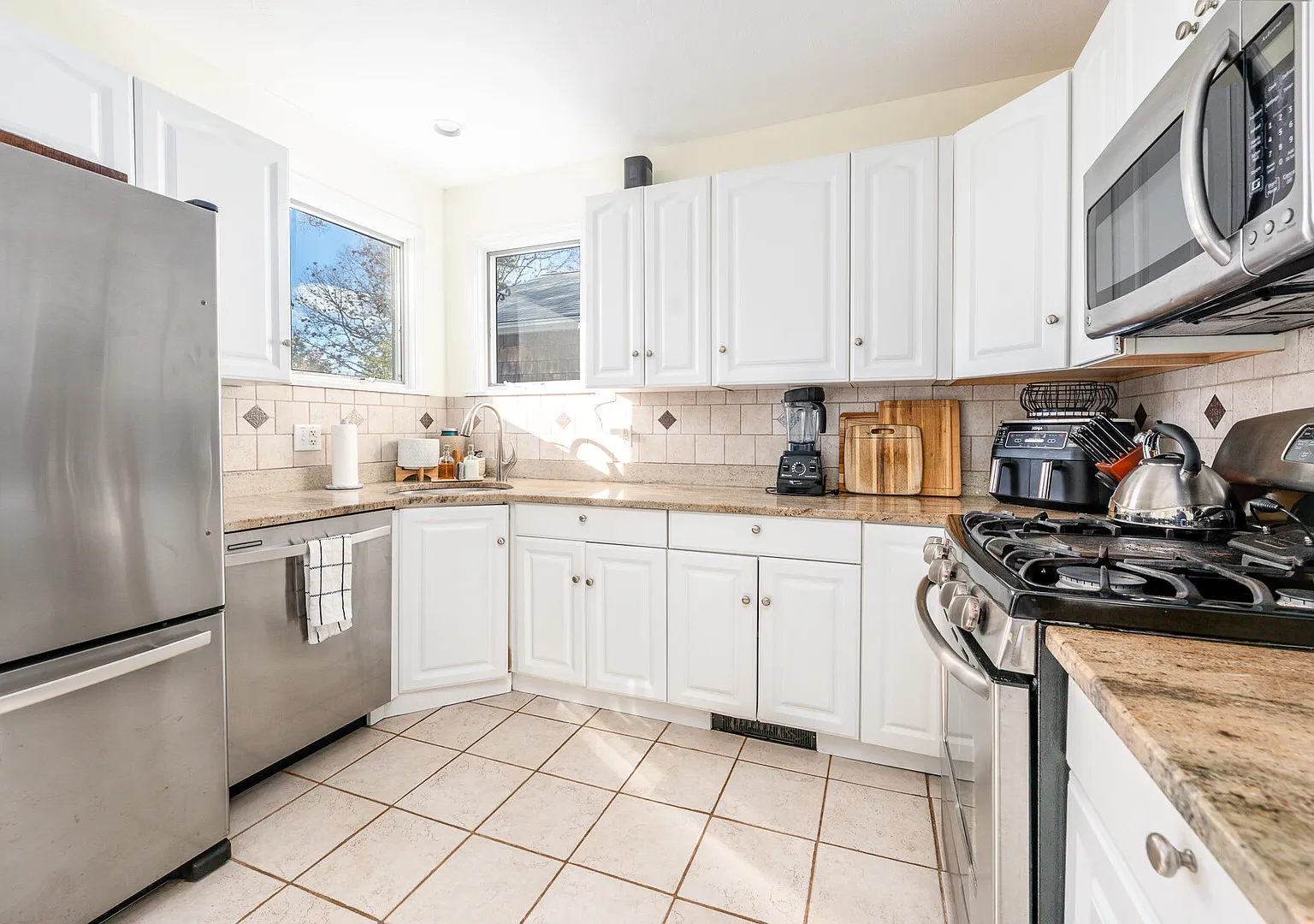 Fully furnished, bright, modern home. High ceilings, private yard. — Photo 3