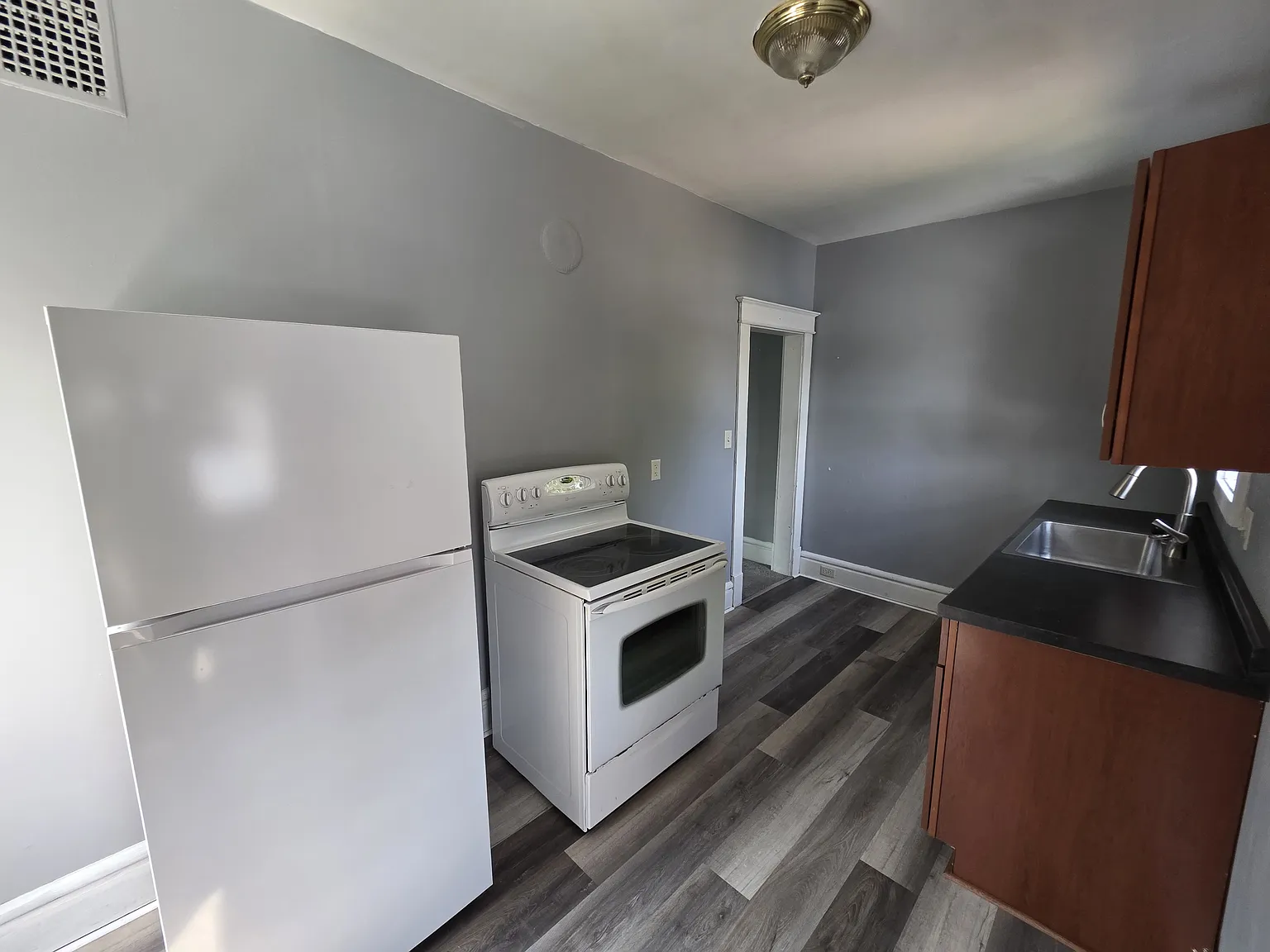 2 bed, 1000 sqft, $1,050 — Photo 3