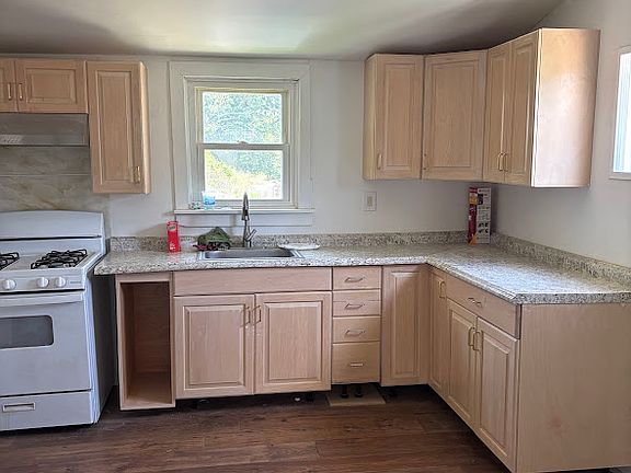 5th image of 309 E 3rd St