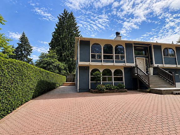 Front view of the duplex. Parking for 2 cars and plenty of guest parking.