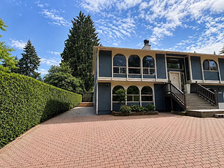 Front view of the duplex. Parking for 2 cars and plenty of guest parking.