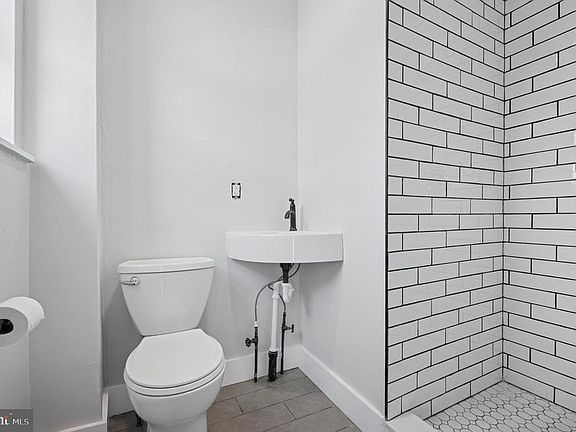 5th image of 125 Leverington Ave #3