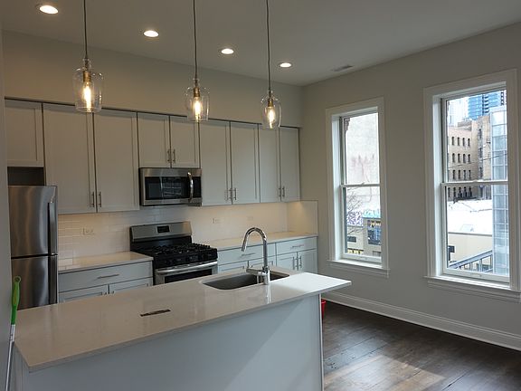 2nd image of 809 N Franklin St #3F