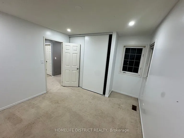 1100 Ashgrove Cres — Photo 10