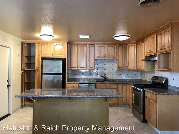 4th image of 877 Altamont Ct