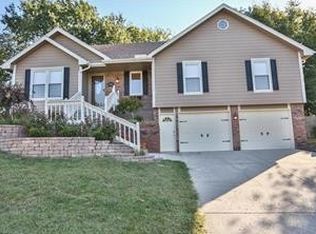 3680 SW Kimstin Cir, Blue Springs, MO 64015