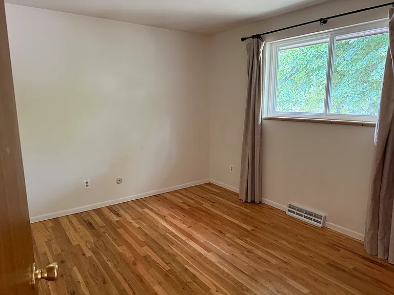 4445 Ludlow St — Photo 8