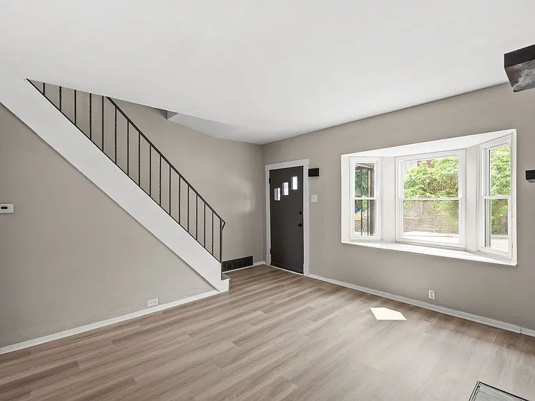 21 Lacona St — Photo 15
