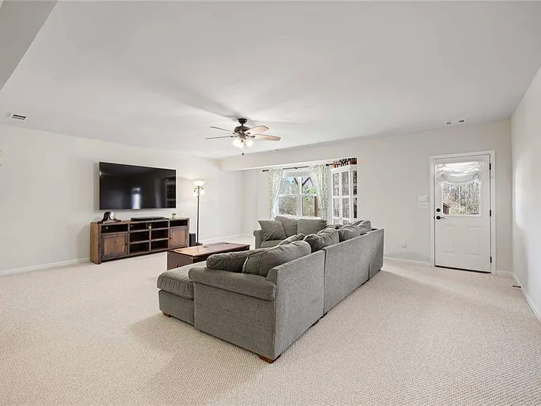 496 Spring View Dr — Photo 15