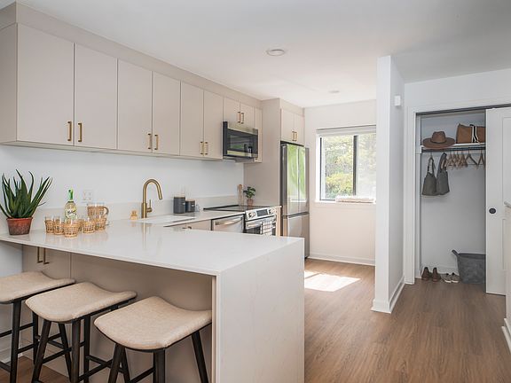5th image of 10 Glenville St #1981-302