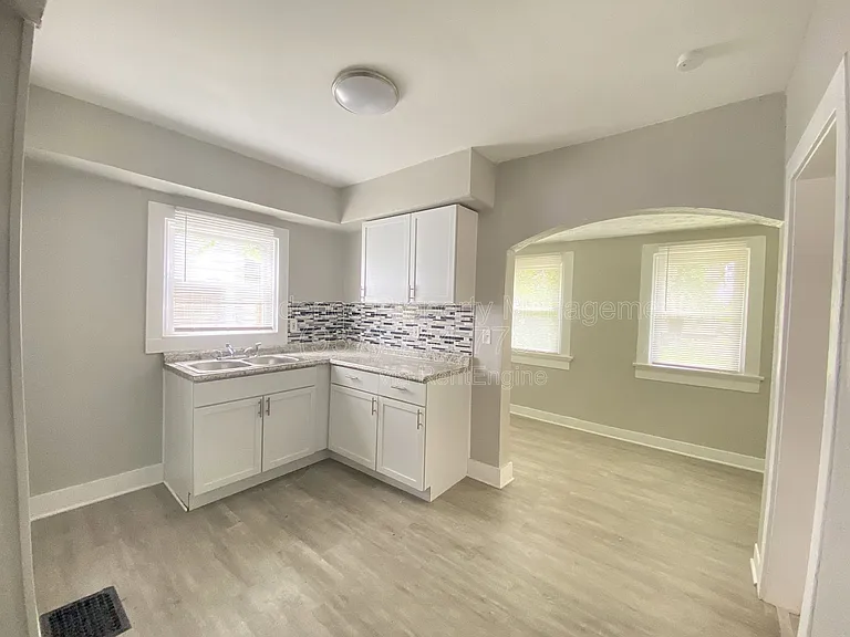 1004 W Fairview Ave — Photo 8
