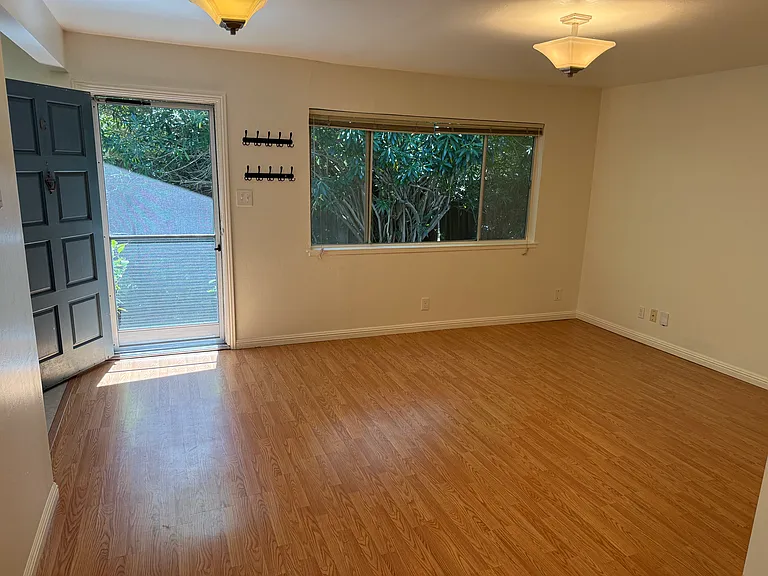 517C Thompson Ave — Photo 11