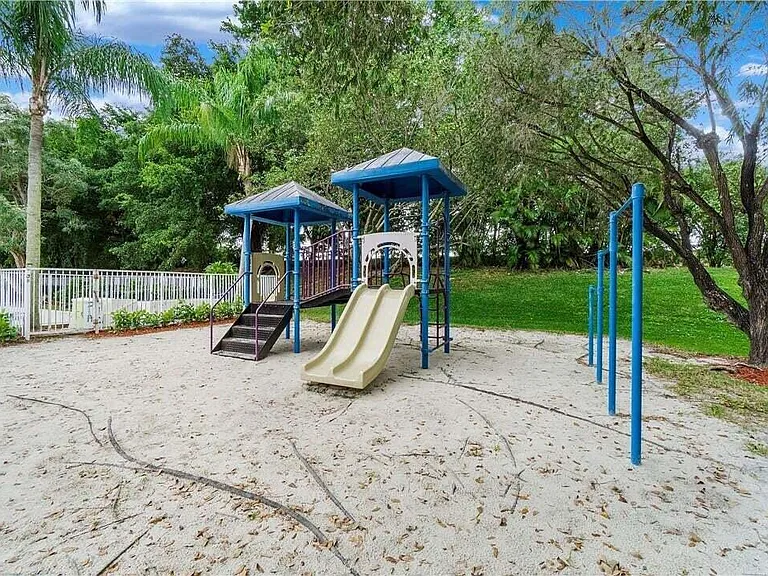 11010 Conch Ct — Photo 13