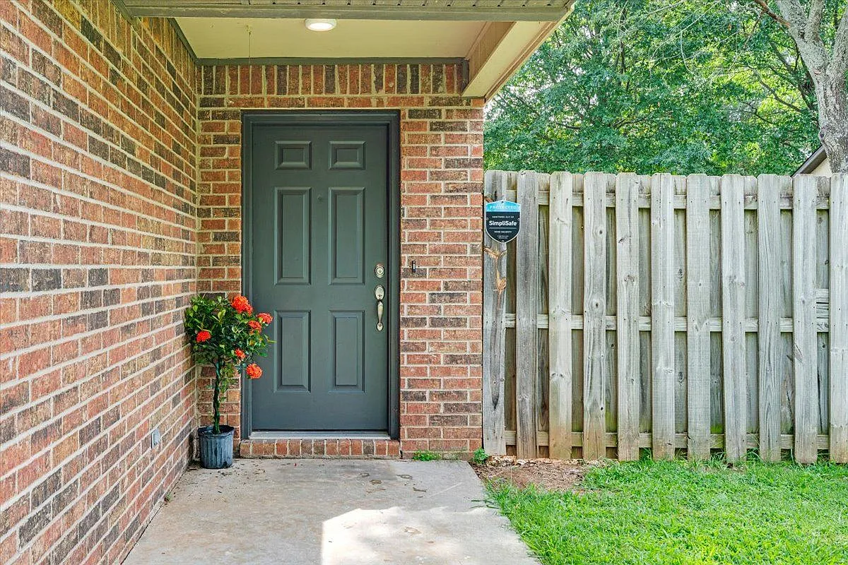 3 bed, 2.0 bath, 1750 sqft, $1,650 — Photo 3