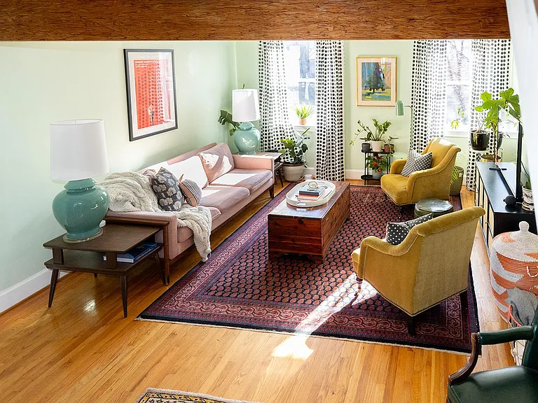 ______ Enjoy our bright, well-lit living room with elegant lamps, a 65" SmartTV, and natural light. It's the ideal spot to unwind, relax, and bask in comfort.