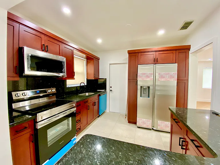 3250 SW 18th Ter — Photo 13
