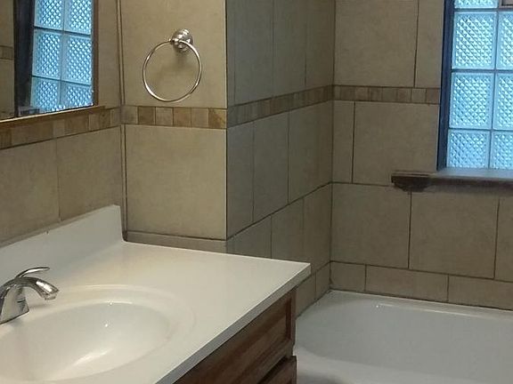 bathroom/vanity/tub/shower