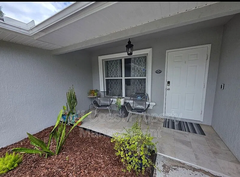 3 bed, 2.0 bath, 1303 sqft — Photo 4