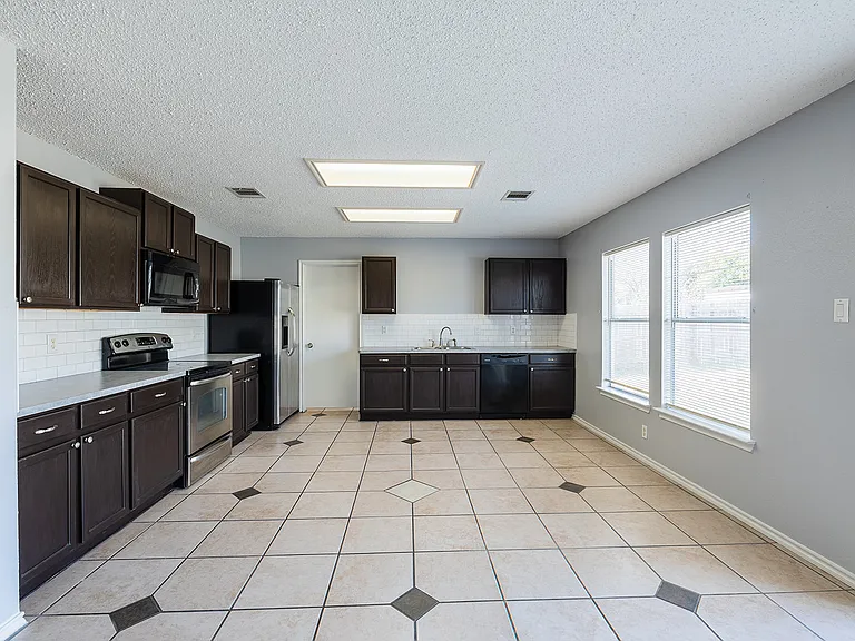 1240 Dexford Dr — Photo 4