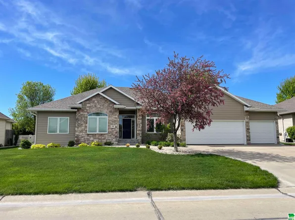 516 Bluestem Trl, Dakota Dunes, SD 57049