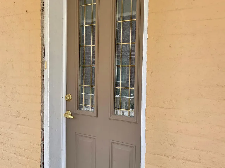 207 W B St — Photo 3