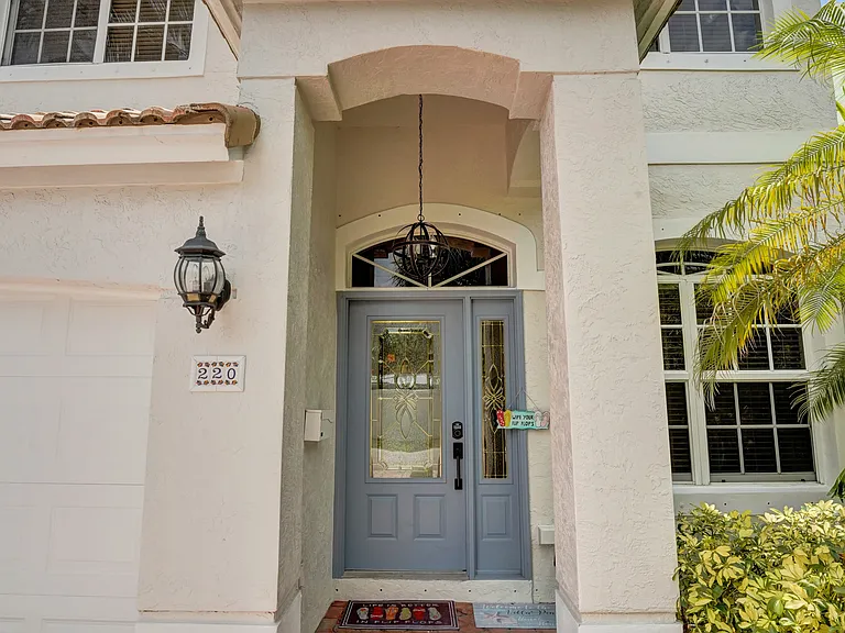 220 Pine Ave — Photo 2