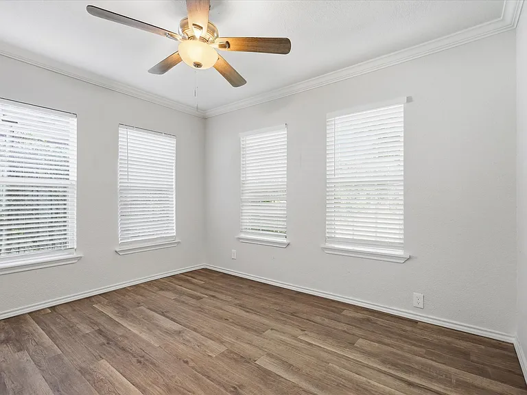 1515 Waco Ave — Photo 6