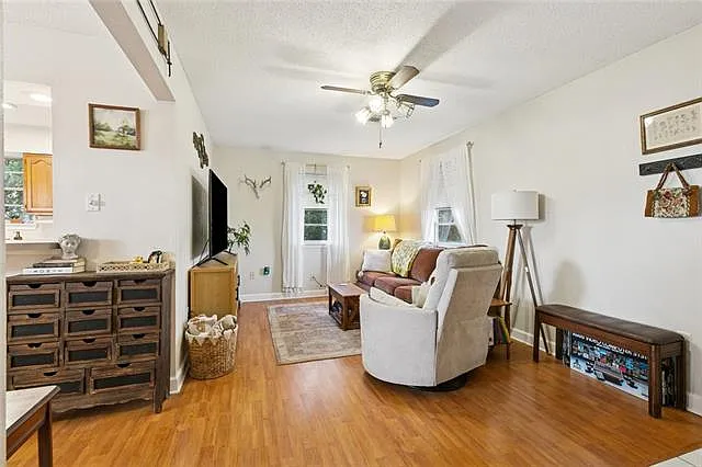 6 bed, 1.0 bath, 1050 sqft, $1,850 — Photo 2