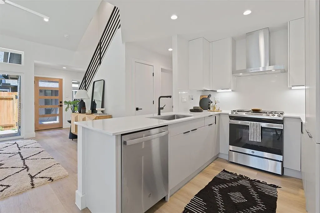 2 bed, 2.0 bath, 1144 sqft, $2,700 — Photo 3