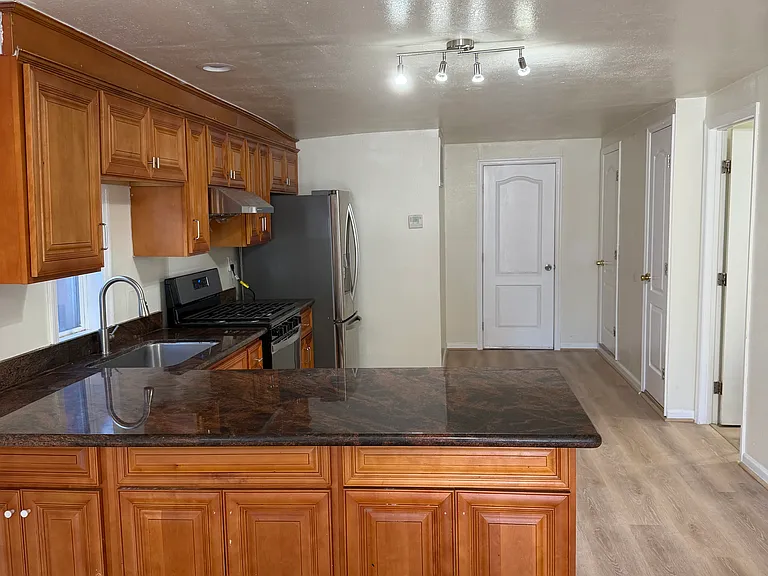1930 Irving Ave #1930 — Photo 11