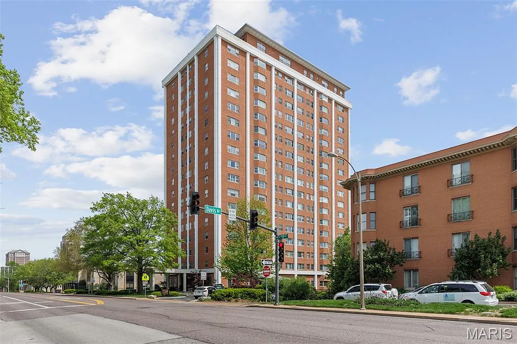 710 S Hanley Rd APT 7B photo 1