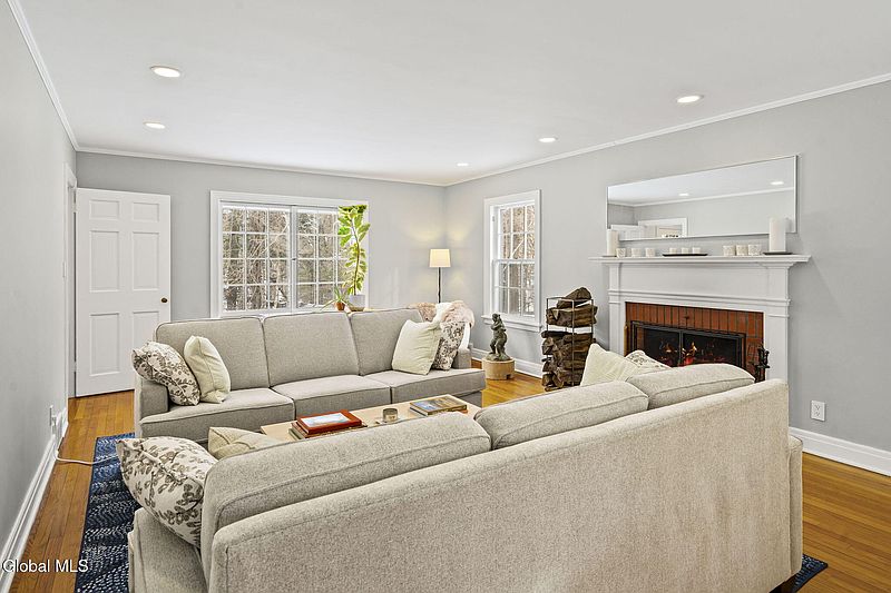 5th image of 19 Hillcrest Drive