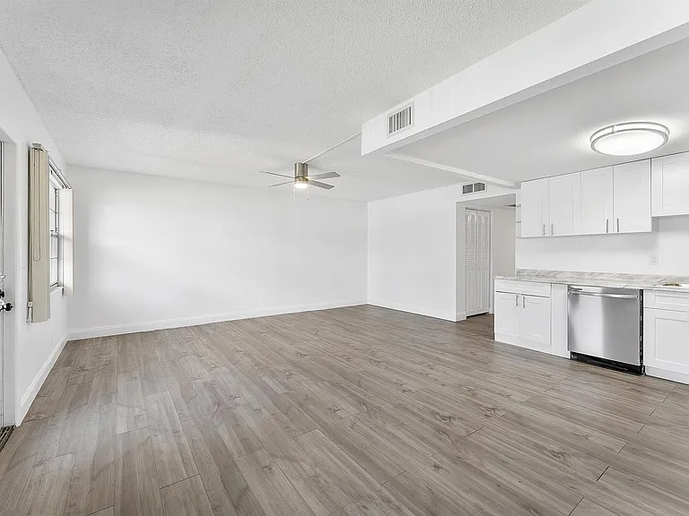 1052 Hythe Pl #C — Photo 2