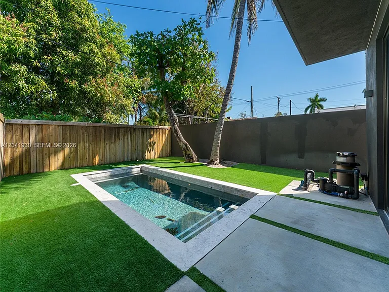 227 NW 39th St — Photo 3