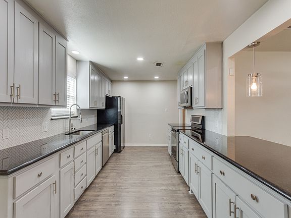 3rd image of 2946 Canyon Dr