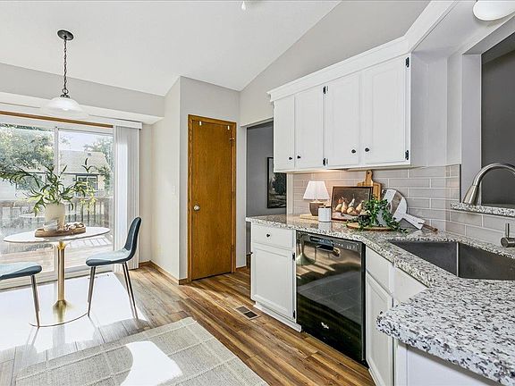 5th image of 424 N Pine Grove Cir