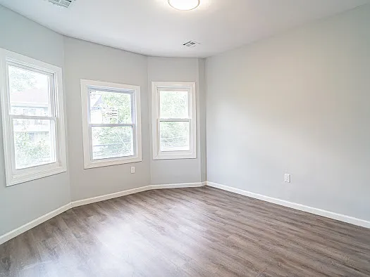135 Fabyan Pl — Photo 2