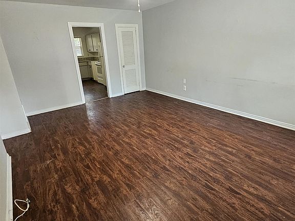3rd image of 606 N Magnolia Dr