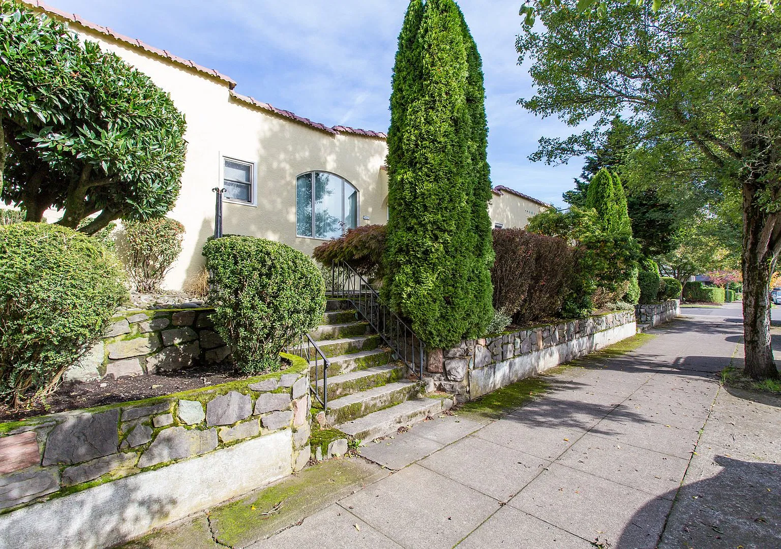 Stunning Vintage 1bed/1bath With Finished Basement! Gorgeous Arched Windows! — Photo 3