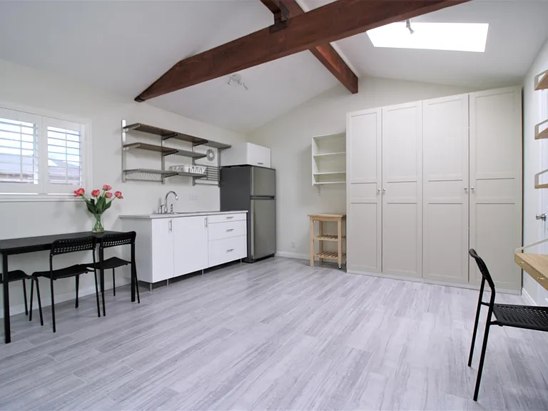 308 N Mission Dr — Photo 7
