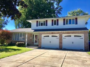 21 Parkside Dr, West Seneca, NY 14224