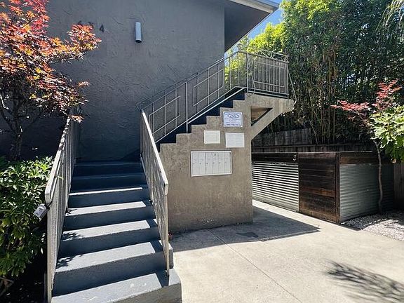 4th image of 634 Westminster Ave APT 2