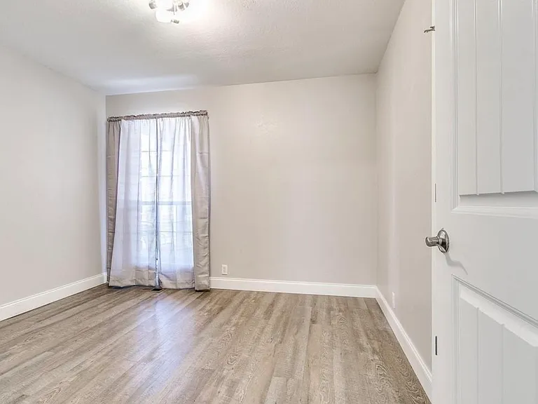 717 Rockridge Cir — Photo 7