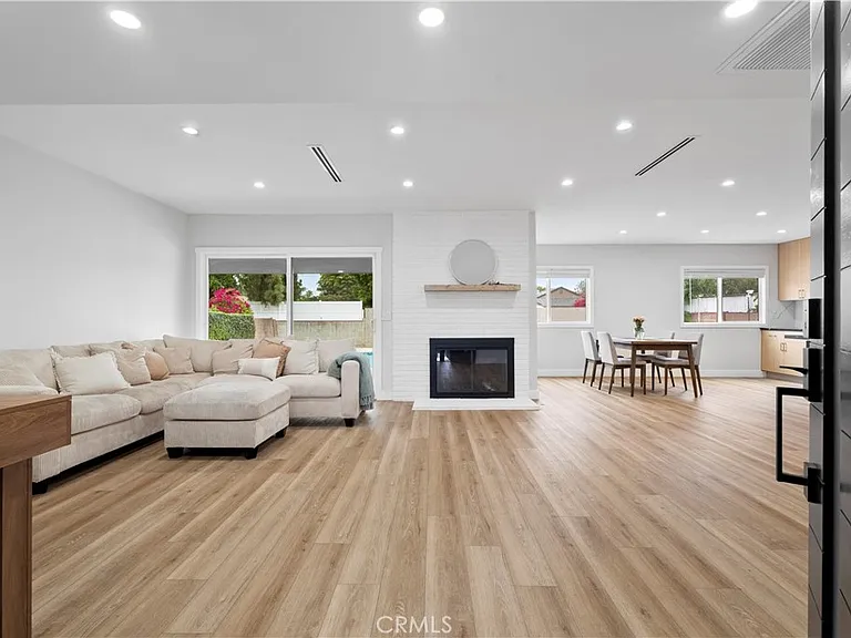 10345 Blucher Ave — Photo 3