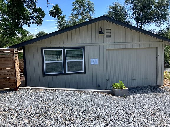 Front of cottage. Where you will park.