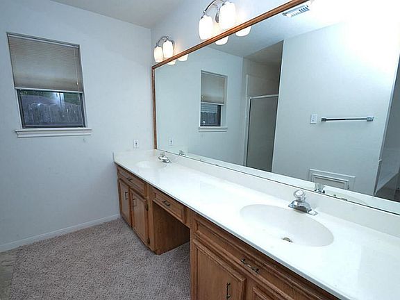 4th image of 2402 Lynn Dr
