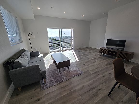 3rd image of 2223-5 Sheridan St #1